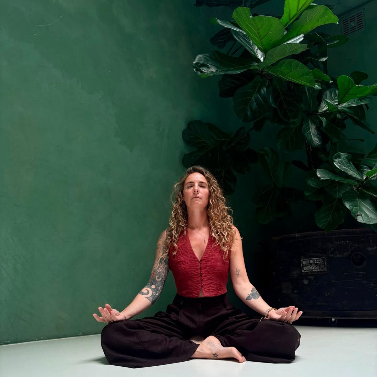 Vrouw in pilates houding 